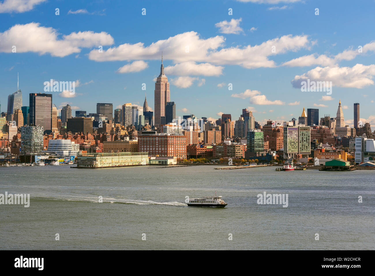 Manhattan, vue sur l'Empire State Building et Manhattan de l'autre côté de la rivière Hudson, New York, États-Unis d'Amérique Banque D'Images