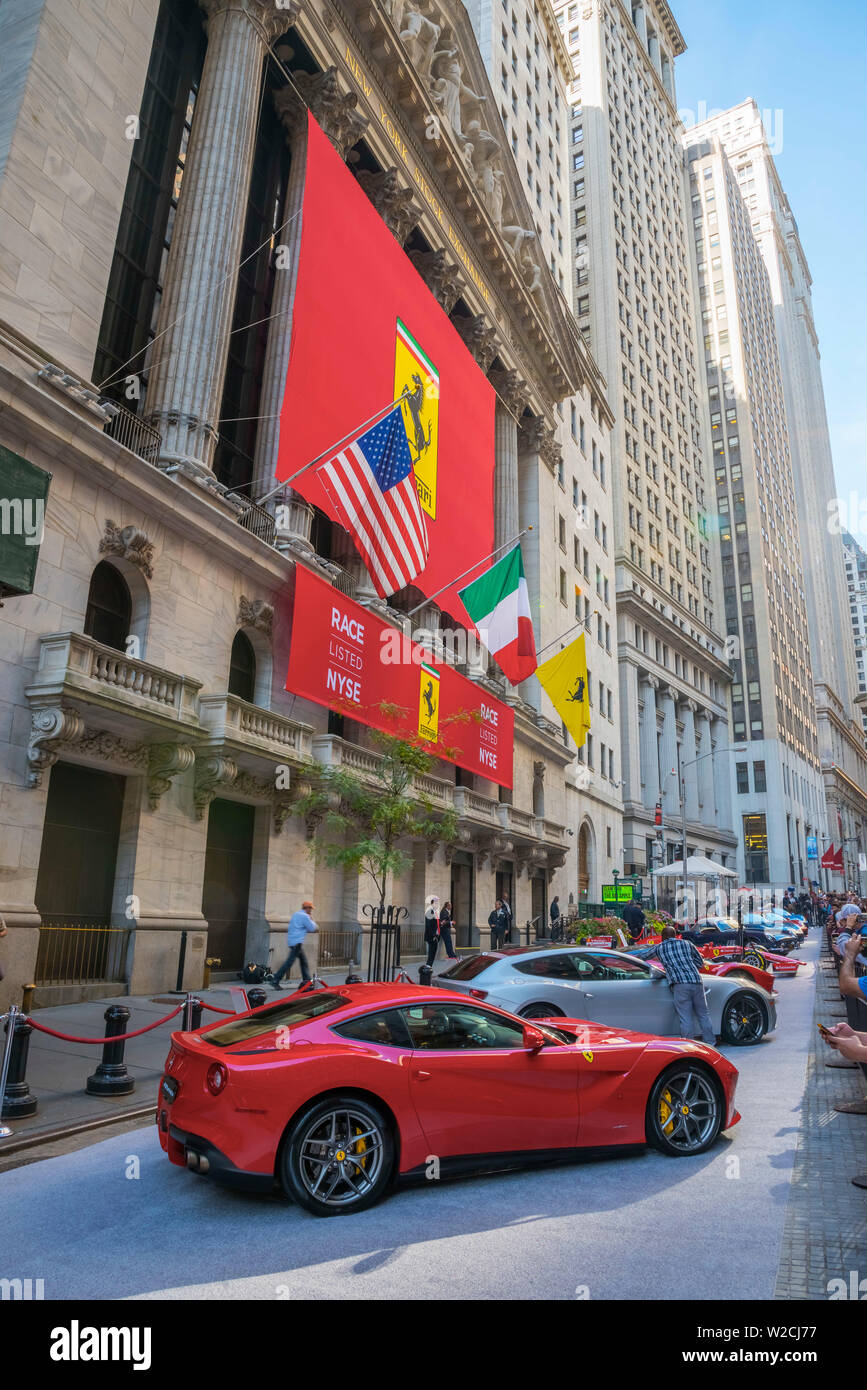 USA, New York, Manhattan, Downtown, Wall Street, Ferrari afficher Banque D'Images