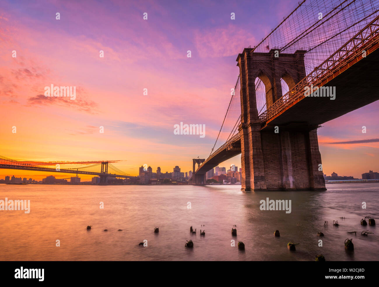 USA, New York, Manhattan, pont de Brooklyn et Manhattan, pont sur l'East River, au lever du soleil Banque D'Images