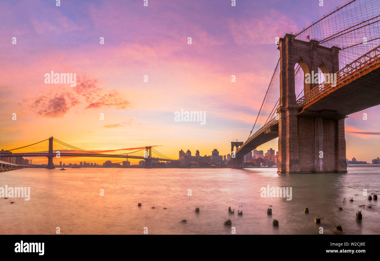 USA, New York, Manhattan, pont de Brooklyn et Manhattan, pont sur l'East River, au lever du soleil Banque D'Images