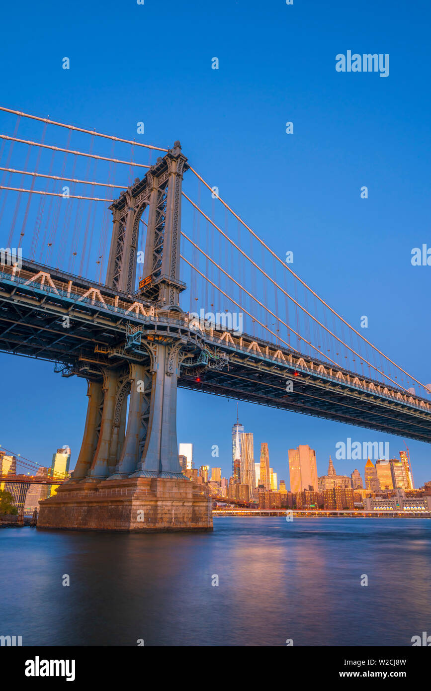 USA, New York, Manhattan, Brooklyn Bridge et Manhattan Skyline Banque D'Images