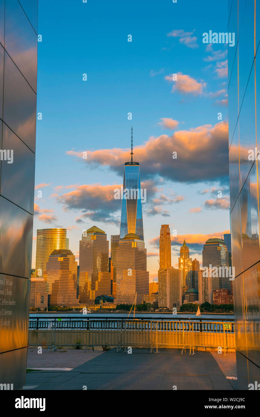 USA, New Jersey, Jersey City, Liberty State Park, mémorial Empty Sky à nouveau Jerseyans perdus au cours de 911 attaques contre le World Trade Center, le World Trade Centre en arrière-plan Banque D'Images