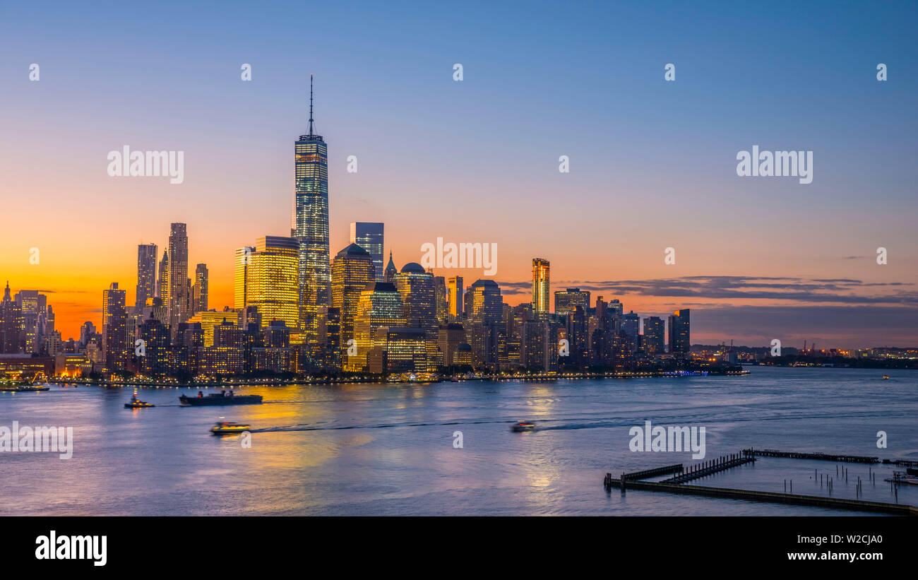 USA, New York, Manhattan, Manhattan et du World Trade Centre de la tour de la liberté, à travers la Rivière Hudson Banque D'Images