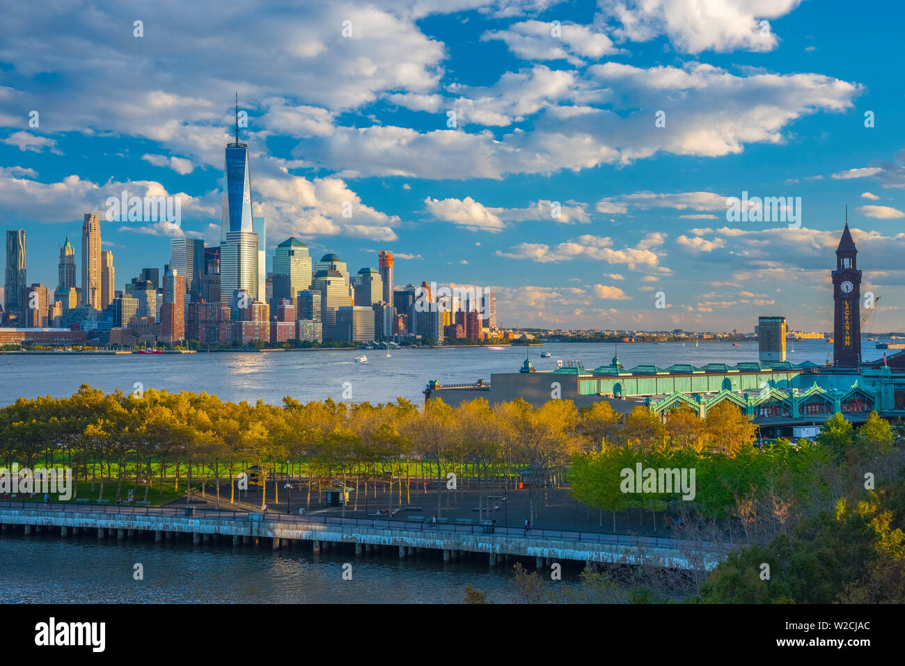 USA, New York, Manhattan, Manhattan et du World Trade Centre, l'ensemble de la tour de la liberté à Huston, avec vue sur la jetée A Park, Hoboken, New Jersey Banque D'Images