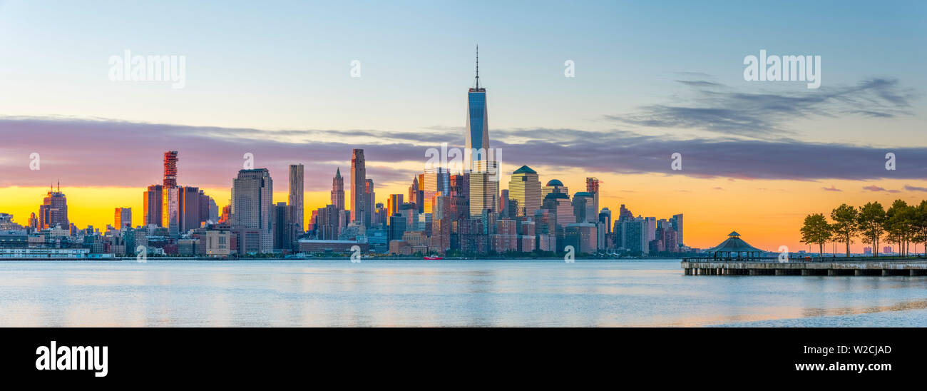USA, New York, Manhattan, Manhattan et du World Trade Centre de la tour de la liberté, à travers la Rivière Hudson Banque D'Images