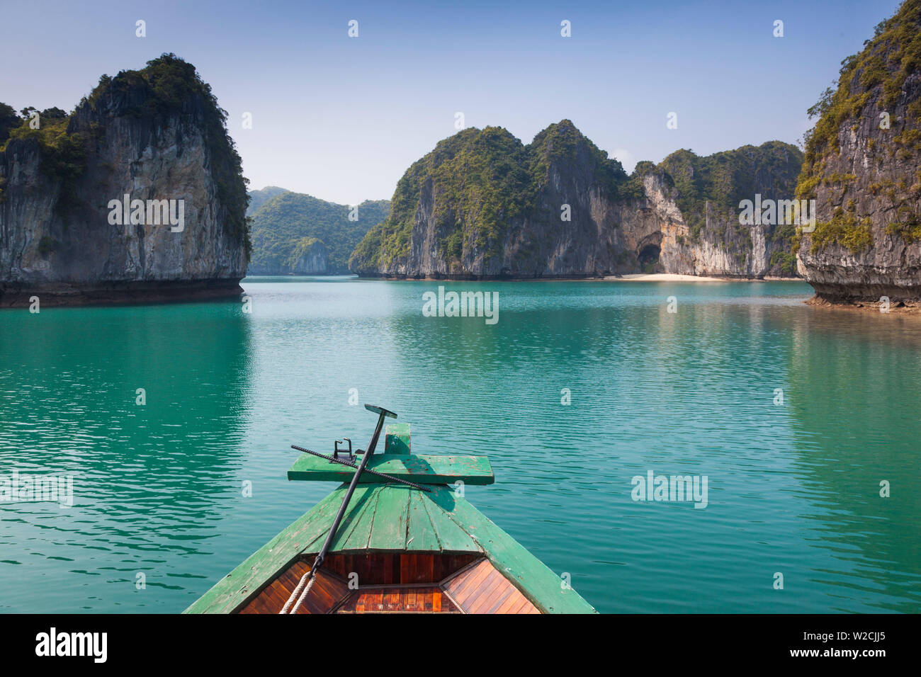 Vietnam, Halong Bay, petit bateau de tourisme Banque D'Images