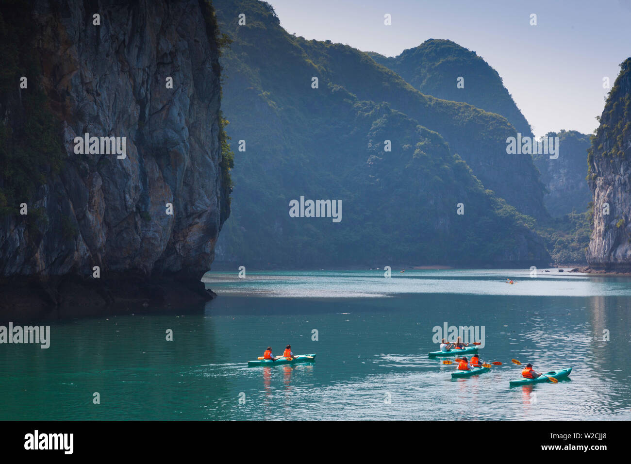 Vietnam, la baie d'Halong, trafic de kayak Banque D'Images