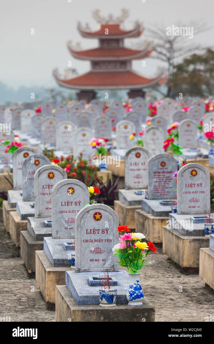 Le Vietnam, de la zone DMZ, Province de Quang Tri, Cam Lo, cimetière militaire nord-vietnamiens Banque D'Images