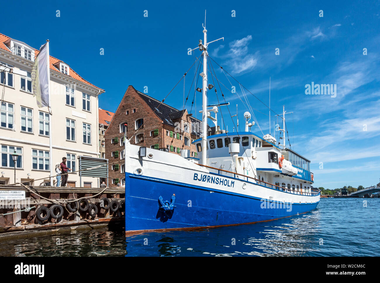 Bateau de Moteur Bjørnsholm amarré à quai dans le port de Copenhague Nyhavn Copenhague Danemark Europe Banque D'Images