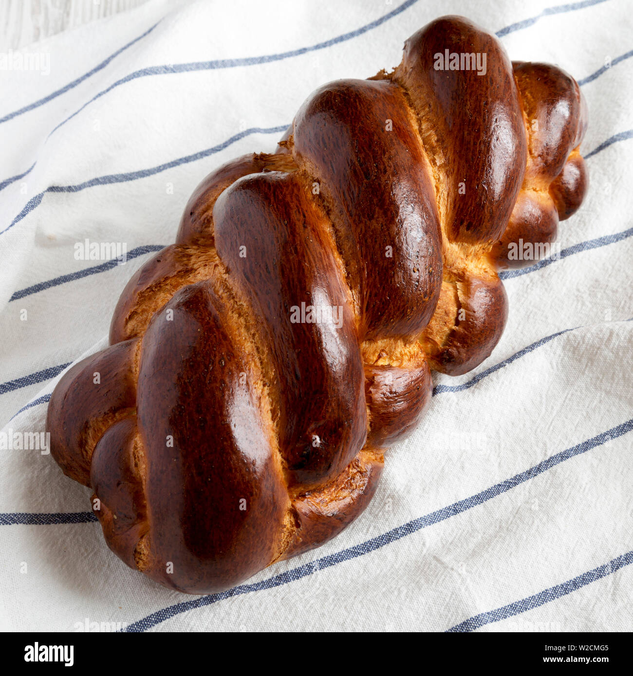Challah maison pain juif sur un tissu, libre. Les pâtisseries juives. Banque D'Images