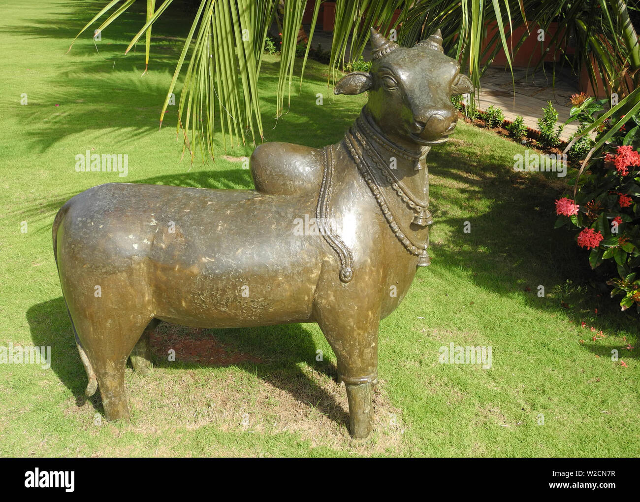 Statue d'une vache indienne avec une bosse, Kerala, région de Trivandrum Banque D'Images