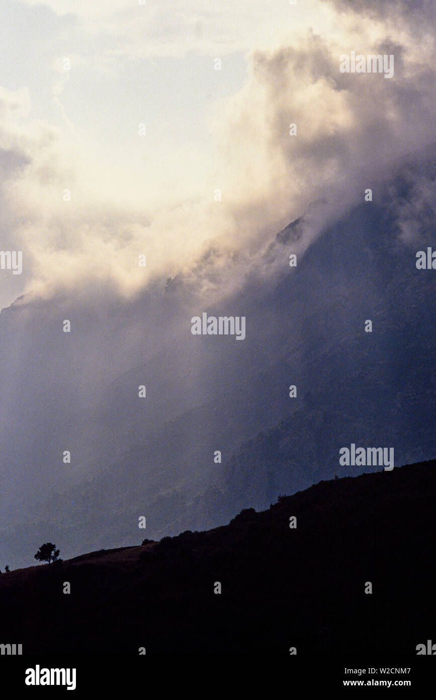 Corse, France. Août 1990. Montagnes et de nuages près de Quenza. L'atmosphère. Photo : © Simon Grosset. Archive : image numérisé à partir d'un original de la transparence. Banque D'Images