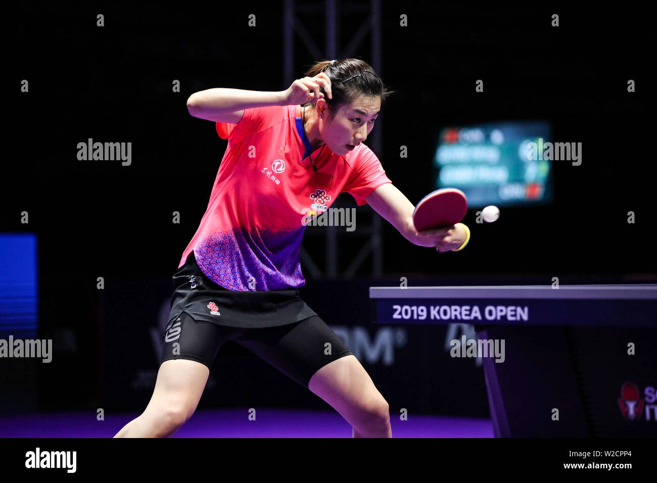 Ding de Ning Chine renvoie un shot de Chen Meng de Chine dans le dernier match de simple féminin au cours de l'Open de Corée SHINHAN la Seamaster 2019 World Tour de l'ITTF à Busan, Corée du Sud, le 7 juillet 2019. Chen Meng Ding défait 4-1 Ning (11-5, 11-6, 11-5, 7-11, 11-9). Banque D'Images