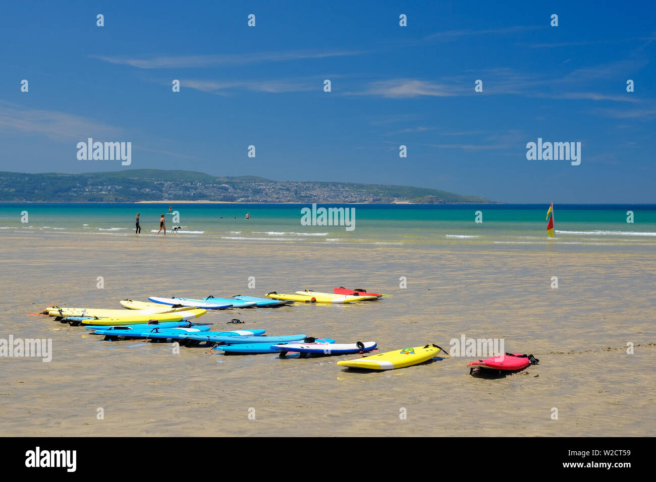 Planches alignées sur la plage de Cornwall Godrevy Banque D'Images