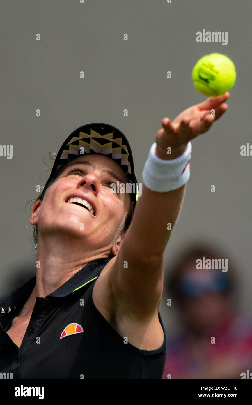 Johanna Konta de GBR servant contre la Tunisie de Ons Jabeur au Nature Valley International 2019, le Devonshire Park, Eastbourne - Angleterre. Mercredi 26, Banque D'Images