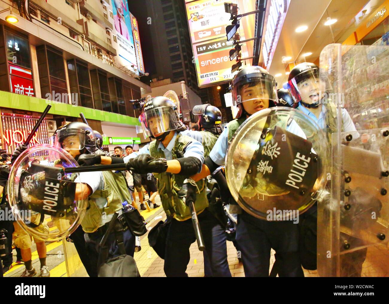 Hong Kong, Chine - Juillet 07th, 2019. Police et manifestants clash à Hong Kong l'extradition des protestations. Jusqu'à présent la marche pacifique se transforme en affrontement violent entre la police et les manifestants à Mongkok. Gonzales : Crédit Photo/Alamy Live News Banque D'Images