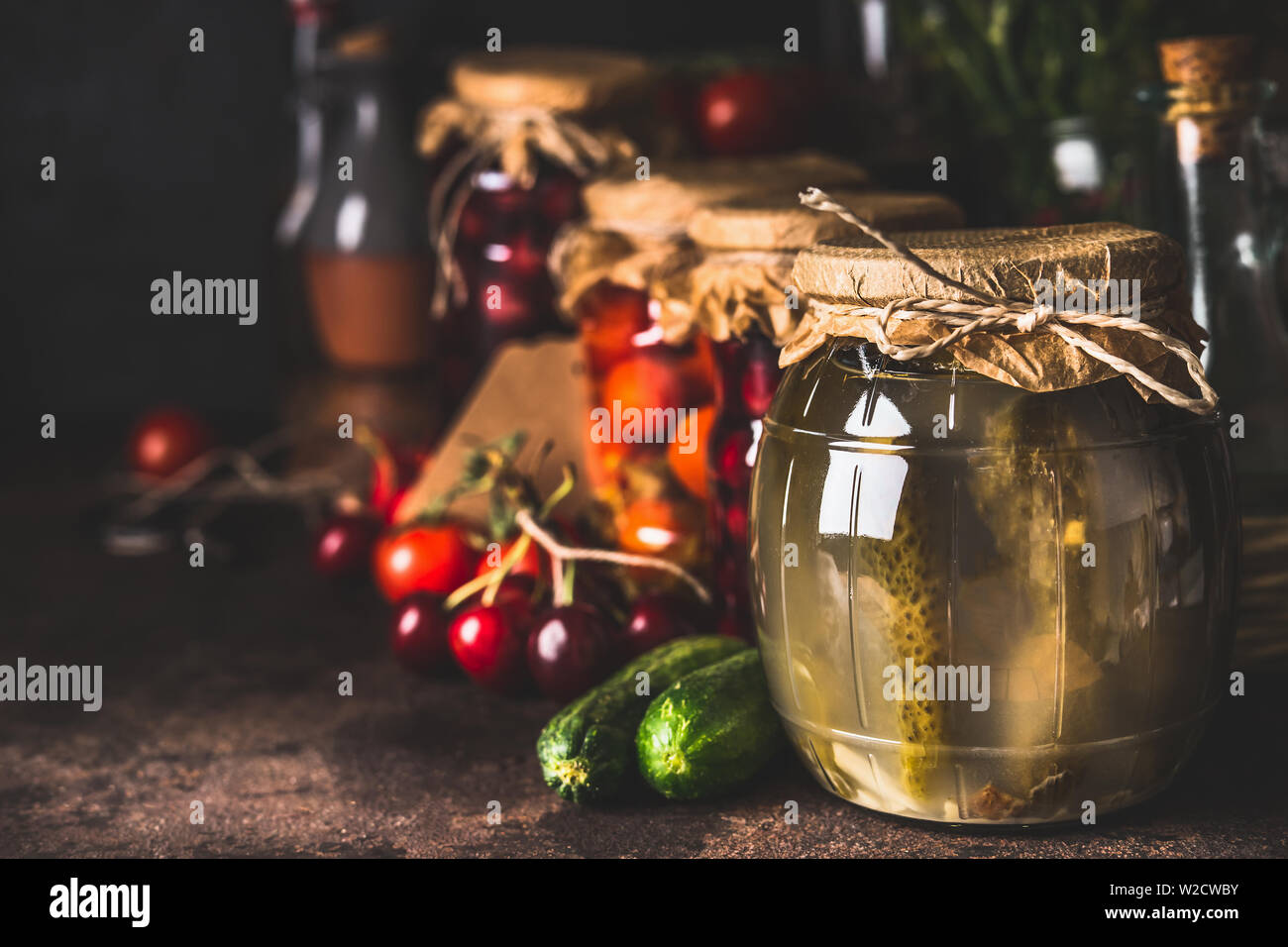 Divers légumes de saison fermentés conservés et les fruits du jardin en pots de verre sur fond rustique foncé, Close up. La mise en conserve de l'automne. Conservation Banque D'Images