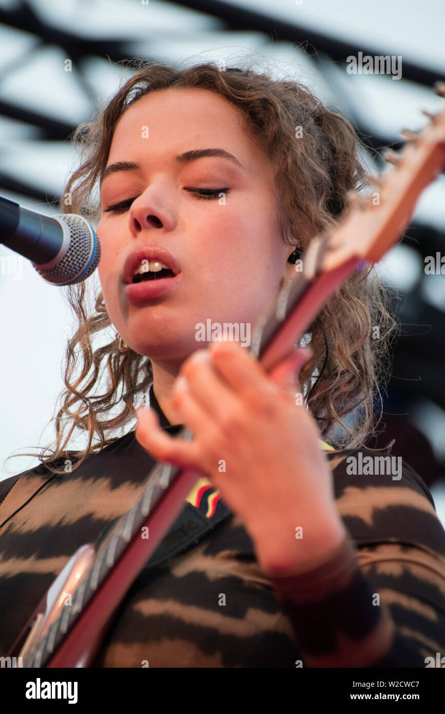 Turku, Finlande. 7 juillet 2019. Chanteuse de rock britannique Nilüfer Yanya effectue au 50e Festival Ruisrock. (Photo : Stefan Crämer) Banque D'Images
