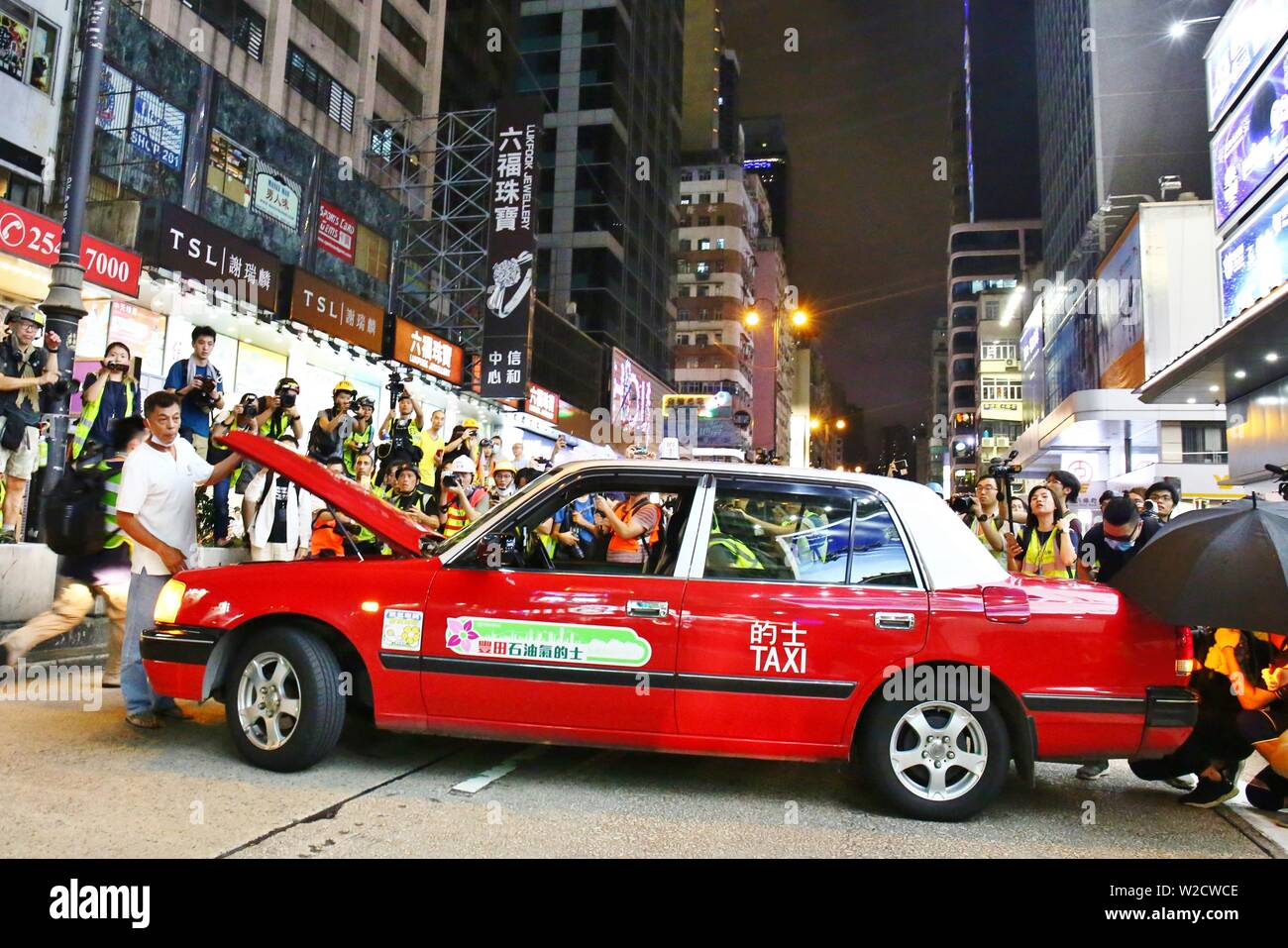 Hong Kong, Chine - Juillet 07th, 2019. Police et manifestants clash à Hong Kong l'extradition des protestations. Ici un 67 ans, chauffeur de taxi pâtés Nathan Road à protéger les manifestants et est ensuite chargé de faire obstacle au travail de la police. Gonzales : Crédit Photo/Alamy Live News Banque D'Images