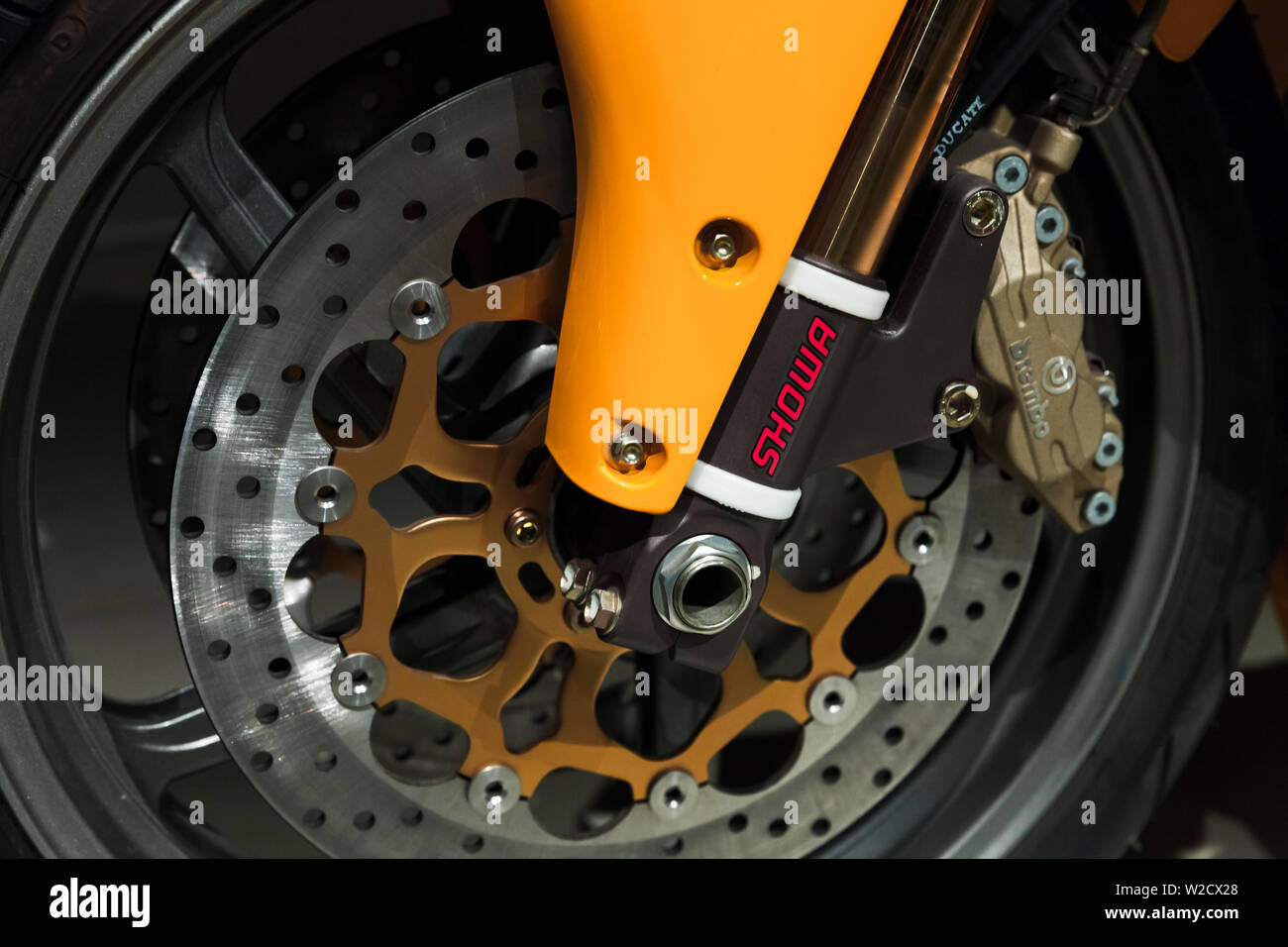 Saint-pétersbourg, Russie - 3 Avril, 2019 : Ducati Moto course fragment de roue avant avec disque de frein. Photo en gros plan Banque D'Images