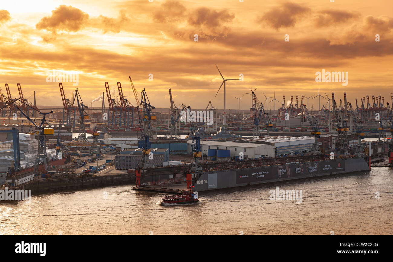 Hambourg , Allemagne - 26 novembre 2018 : port de Hambourg vue aérienne avec des bâtiments et des grues portuaires sur la côte de l'Elbe au coucher du soleil Banque D'Images