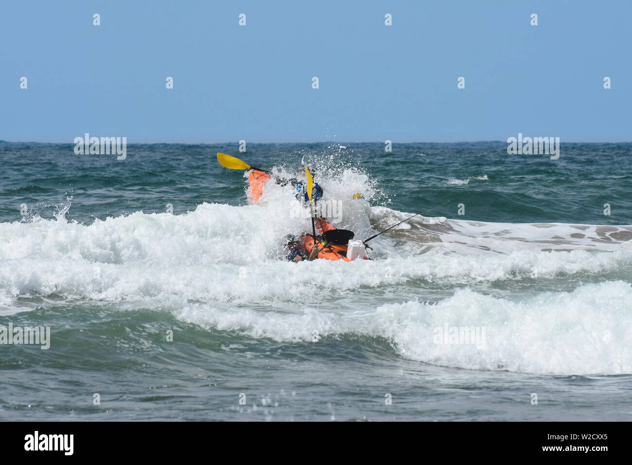 Kayak de mer à travers les vagues s'écraser Banque D'Images