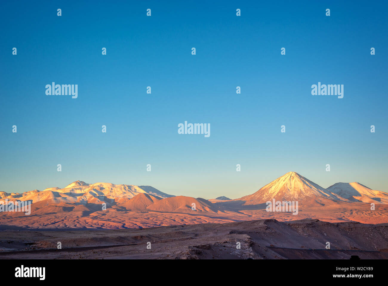 Gamme de montagne des Andes au coucher du soleil, vue de la vallée de la Lune dans le désert d'Atacama, Chili Banque D'Images Gamme de montagne des Andes au coucher du soleil, vue de la vallée de la Lune dans le désert d'Atacama, Chili Banque D'Images