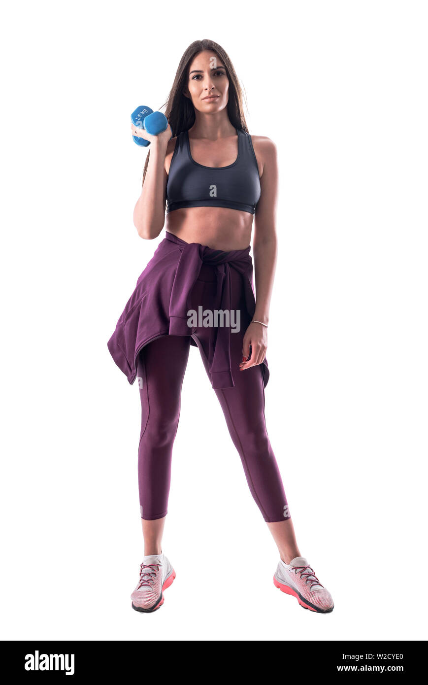 Bon sportif sain jeune brunette woman posing with dumbbells looking at camera. Corps plein isolé sur fond blanc. Banque D'Images