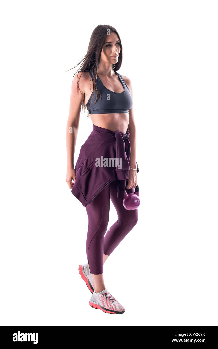 Monter athletic sporty woman avec kettlebell à poser et à la voiture. Corps plein isolé sur fond blanc. Banque D'Images