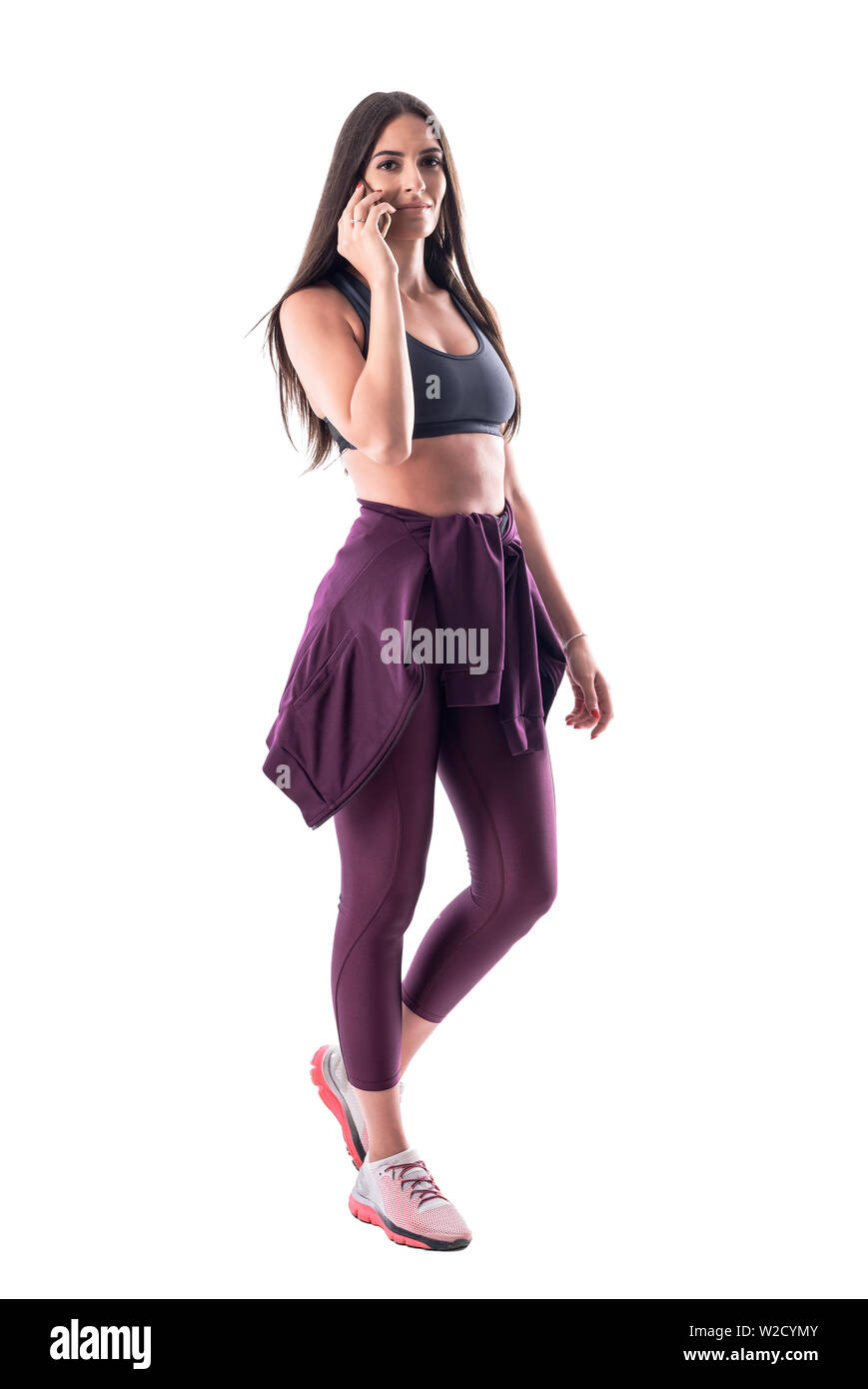 Remise en forme attrayante confiant femme latine dans le sport de vêtements. Corps plein isolé sur fond blanc. Banque D'Images