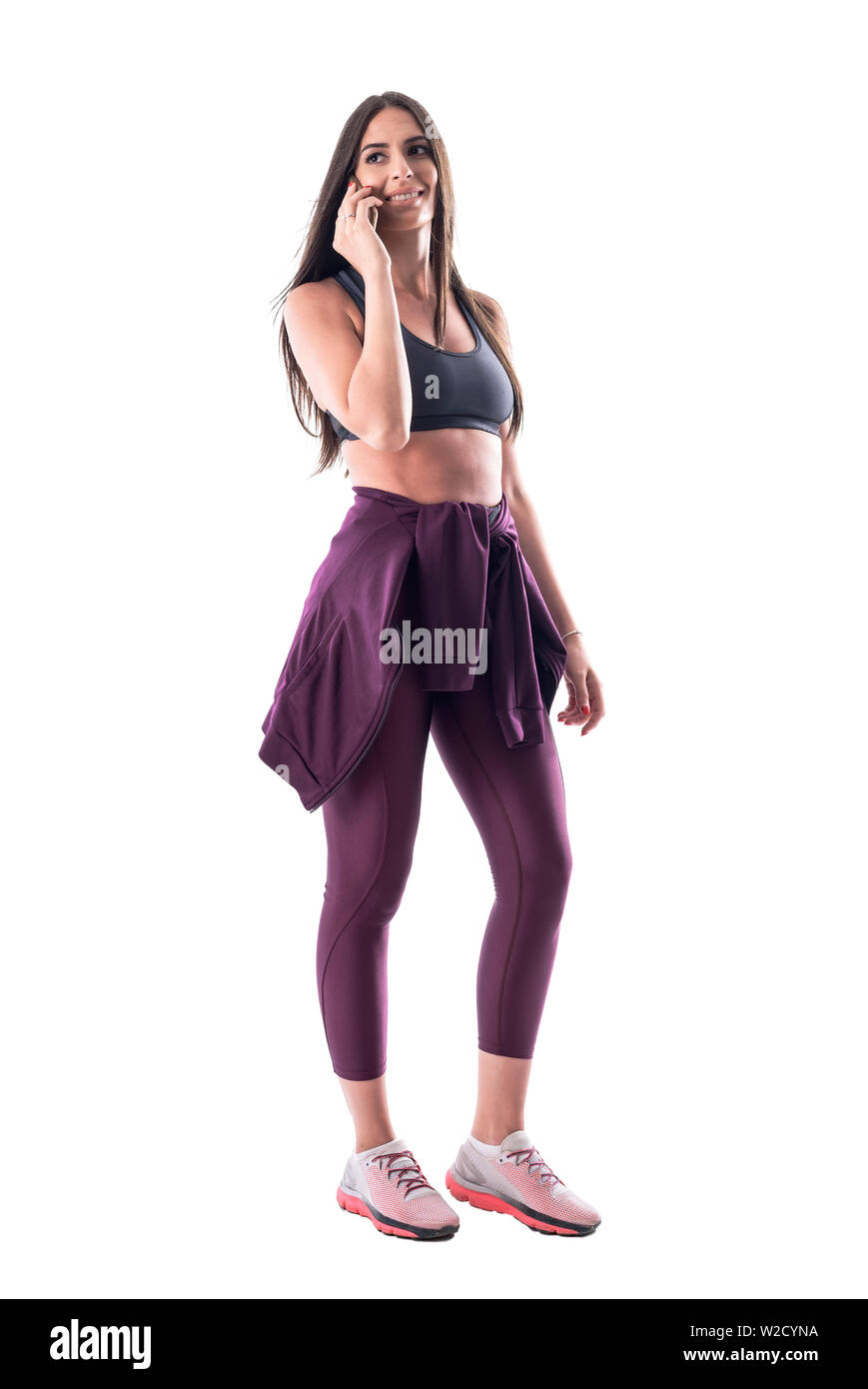 Remise en forme détendue heureux en femme de sportswear retour sur l'épaule. Corps plein isolé sur fond blanc. Banque D'Images