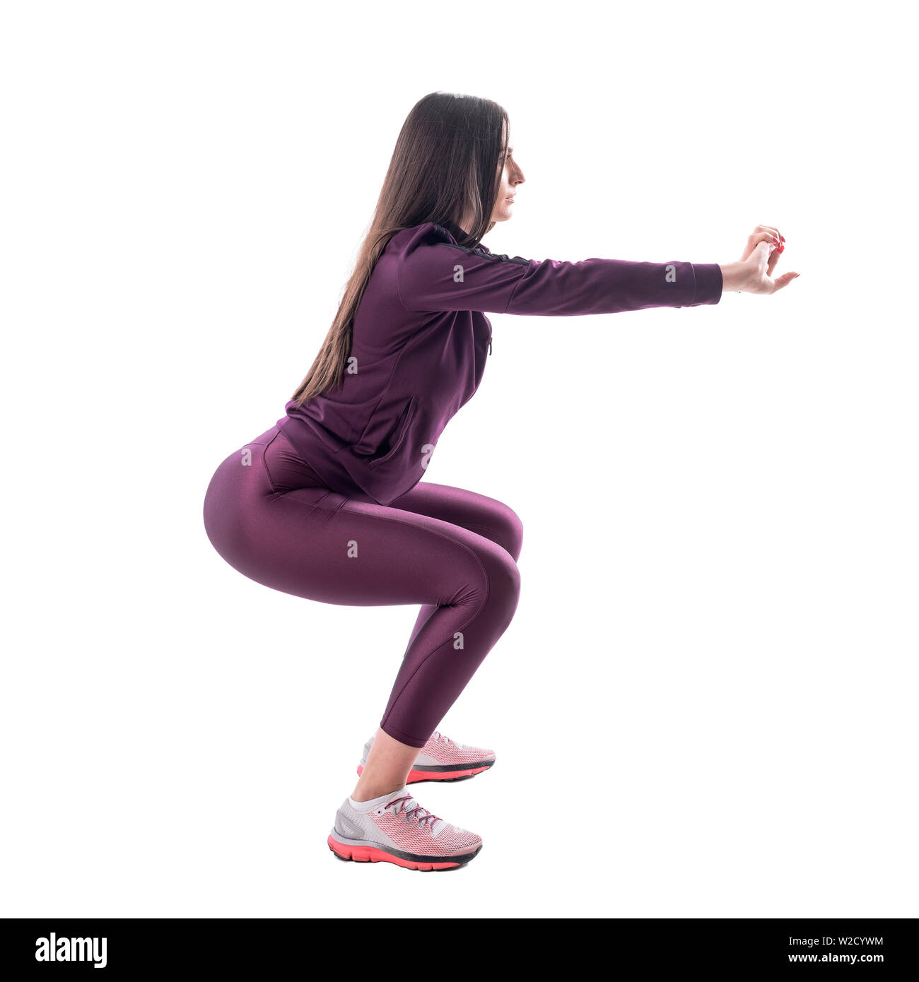 Vue latérale du survêtement active fit woman en faisant des squats les fessiers de formation. Corps plein isolé sur fond blanc. Banque D'Images