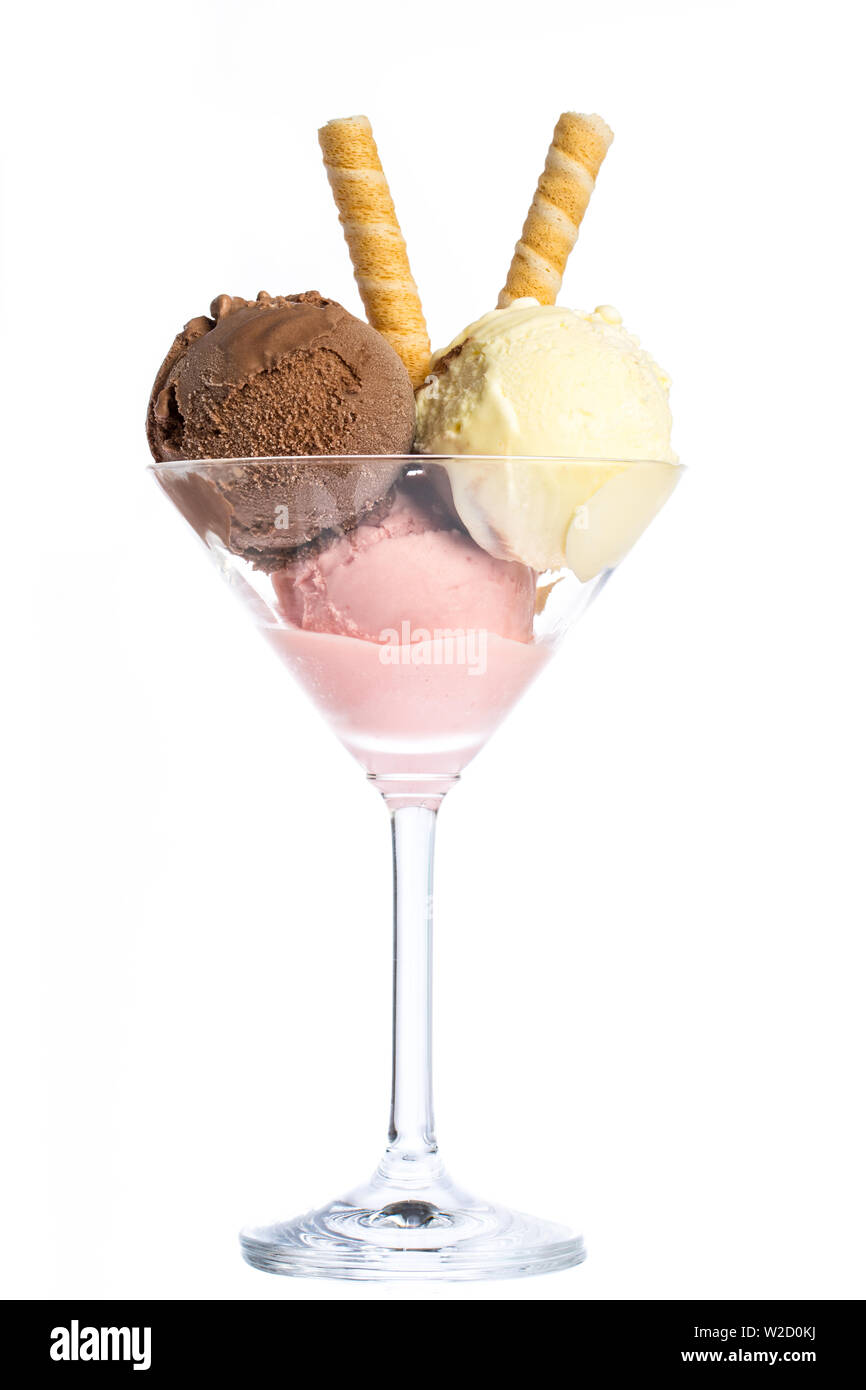 Coupe de glaces : Trois boules de crème glacée en rouge, jaune et brun dans un verre à martini Banque D'Images