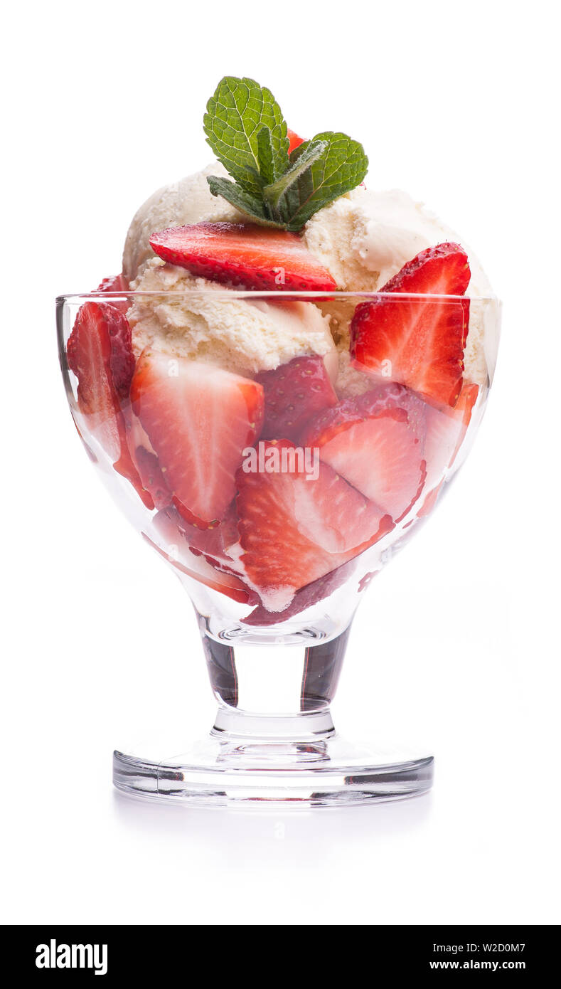 Coupe de glaces : un sundae fraise isolé sur fond blanc Banque D'Images