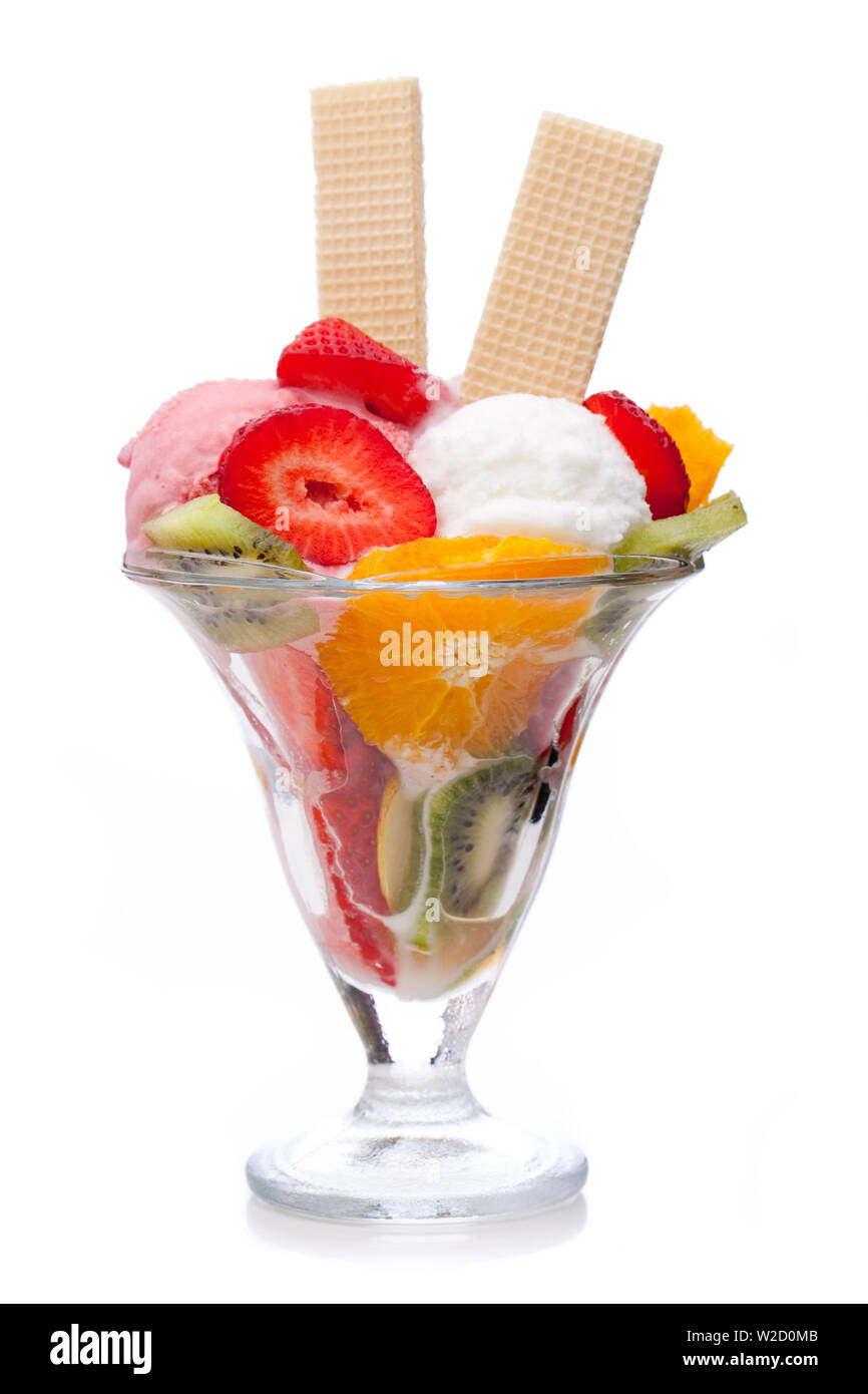 Coupe de glaces : une coupe de fruits avec les cônes isolé sur fond blanc Banque D'Images