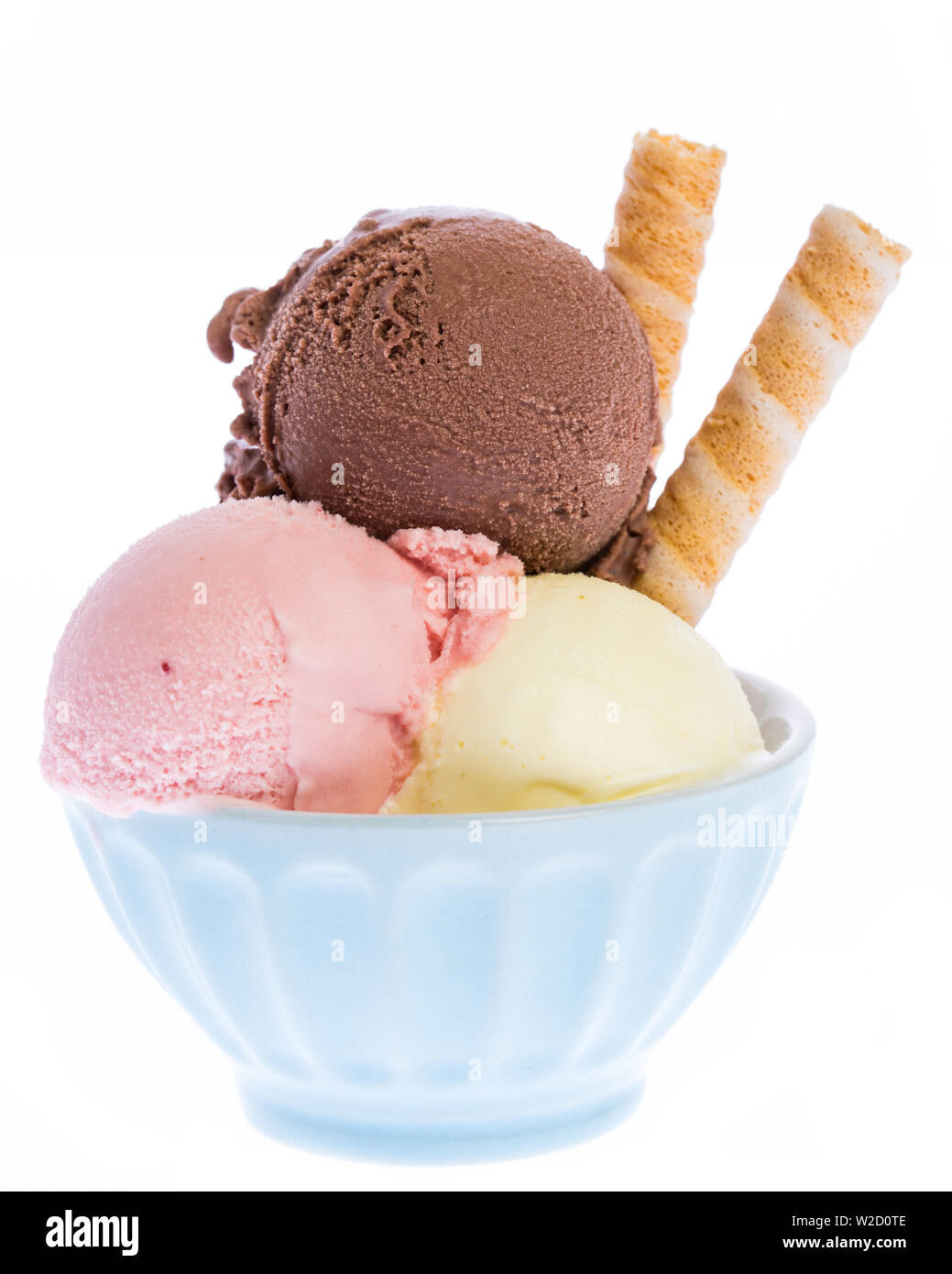 Coupe de glaces : Trois boules de vraie crème glacée avec gaufres dans bol bleu Banque D'Images