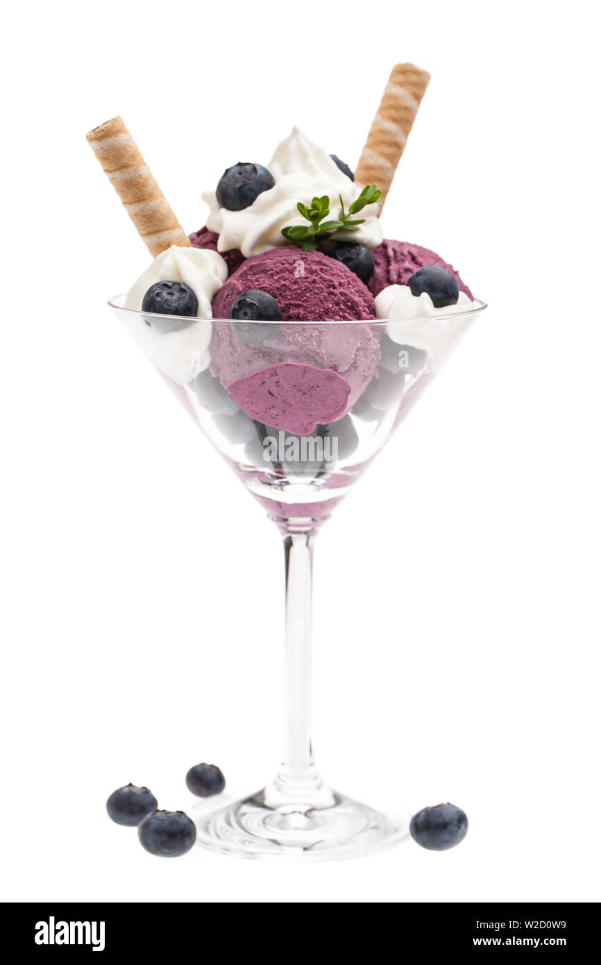Coupe de glaces : Blueberry sundae / Cup avec le verre à martini en isolé sur fond blanc Banque D'Images