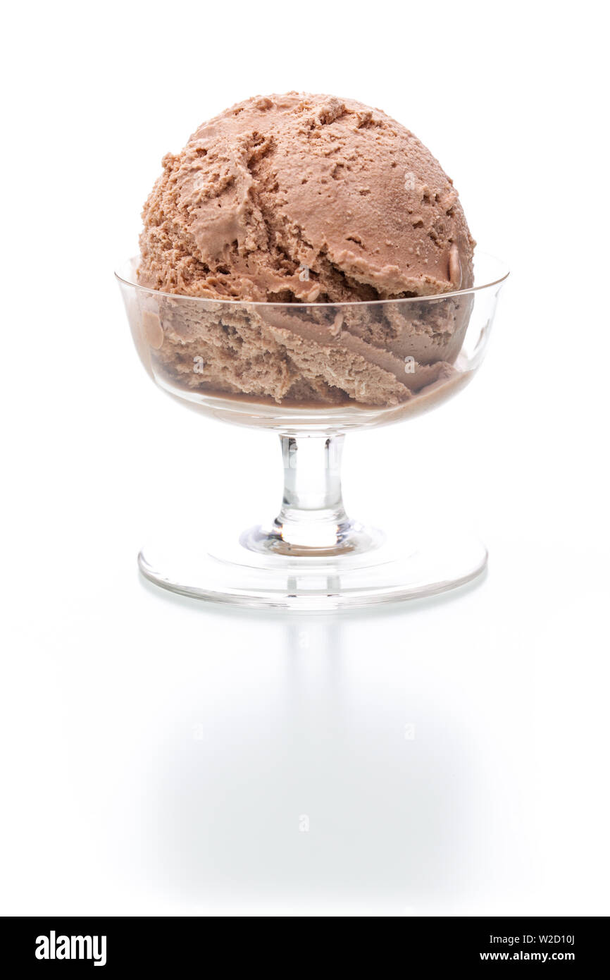 Coupe de glaces : une seule cuillère à crème glacée dans un verre sur fond blanc Banque D'Images