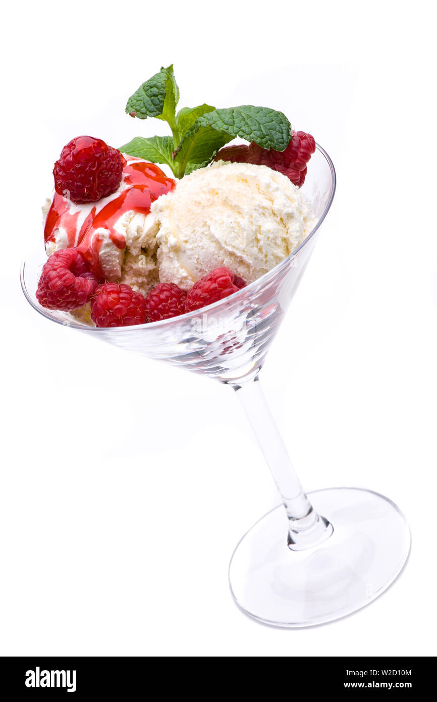 Coupe de glaces : la crème glacée aux fruits rouges une feuille de menthe sur fond blanc Banque D'Images