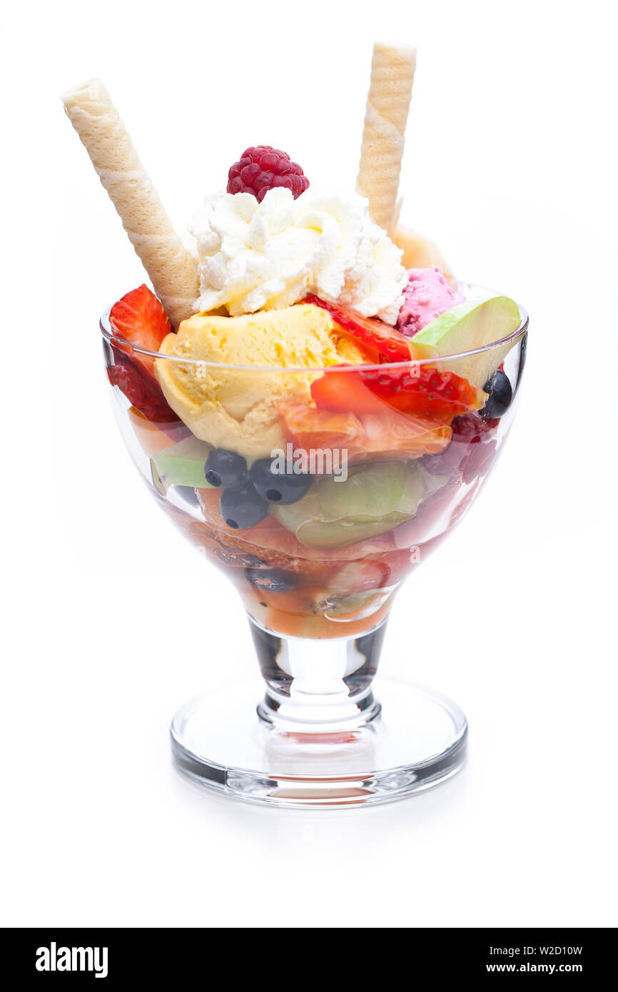 Coupe de glaces : Fruit sundae de crème fouettée et des cornets de crème glacée Banque D'Images