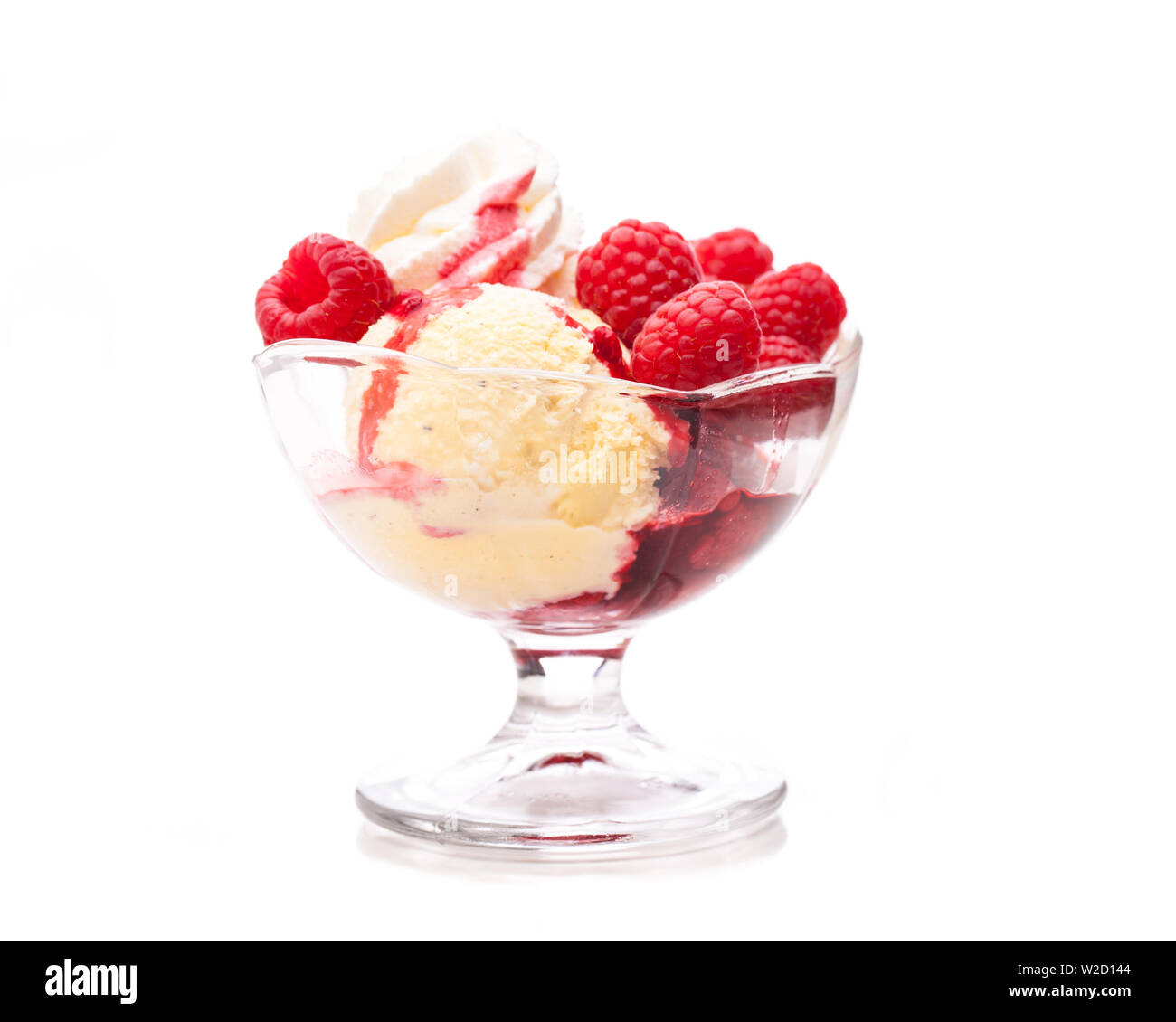 Coupe de glaces : un bol de glace à la framboise isolé sur fond blanc Banque D'Images