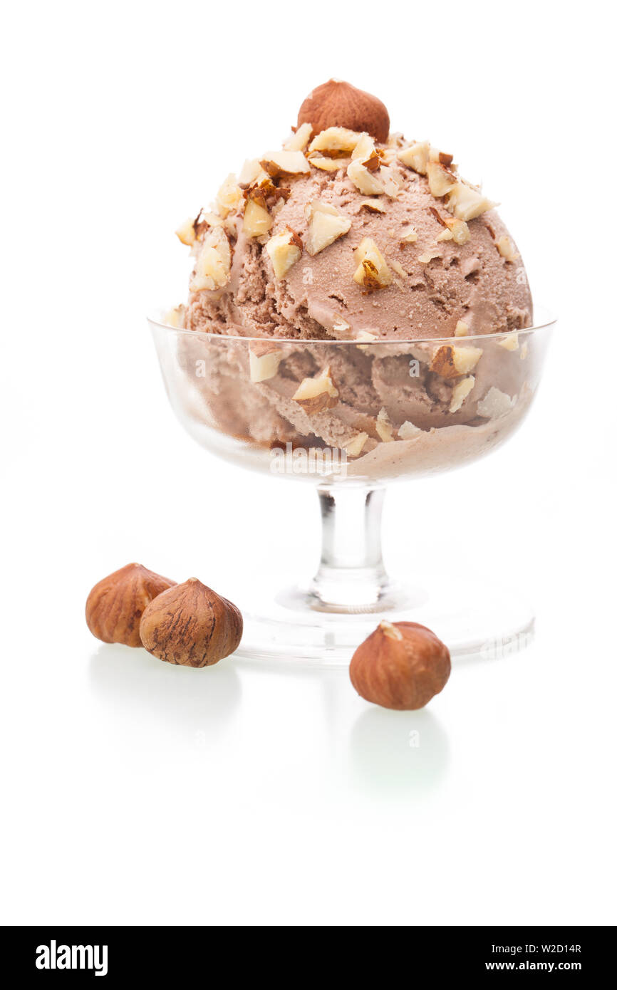 Coupe de glaces : un bol de glace noisette isolé sur fond blanc Banque D'Images
