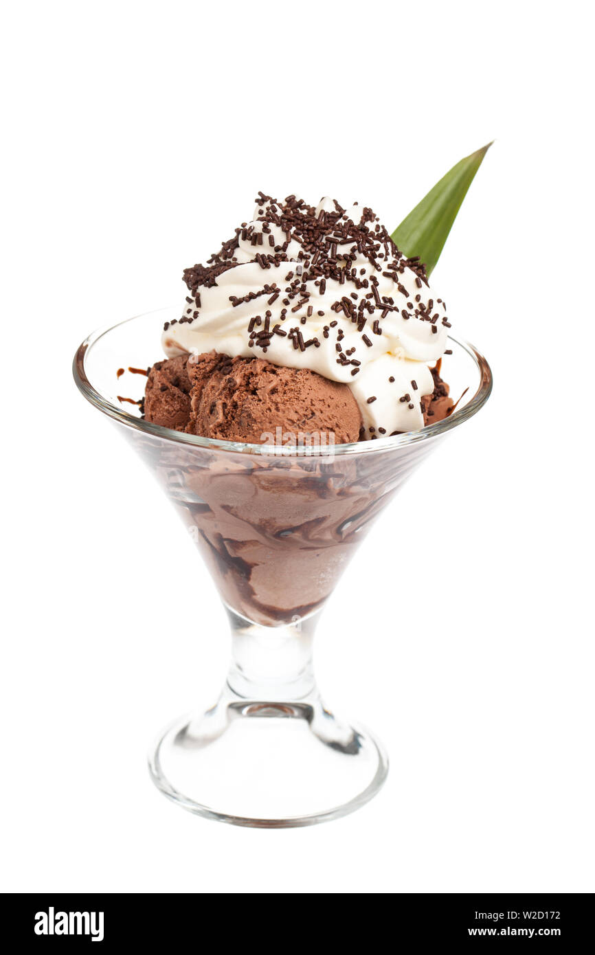 Coupe de glaces : sundae au chocolat avec crème fouettée et verts isolé sur fond blanc Banque D'Images