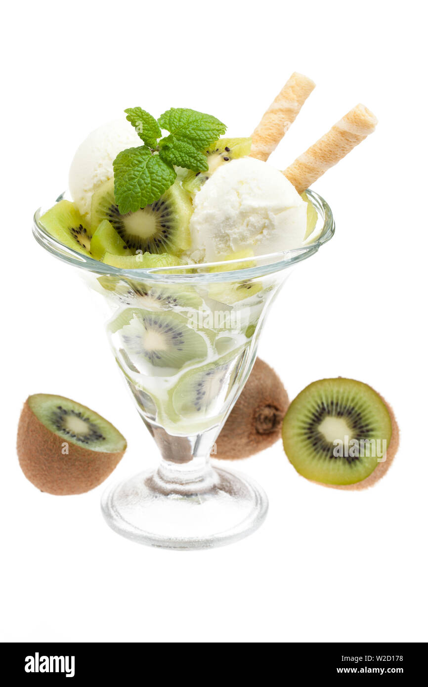 Coupe de glaces : un bol de crème glacée de kiwis avec les kiwis et les cônes isolé sur fond blanc Banque D'Images