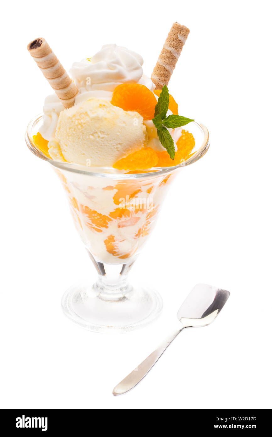 Coupe de glaces : Mandarin ice cream sundae / tasse avec cuillère isolé sur fond blanc Banque D'Images