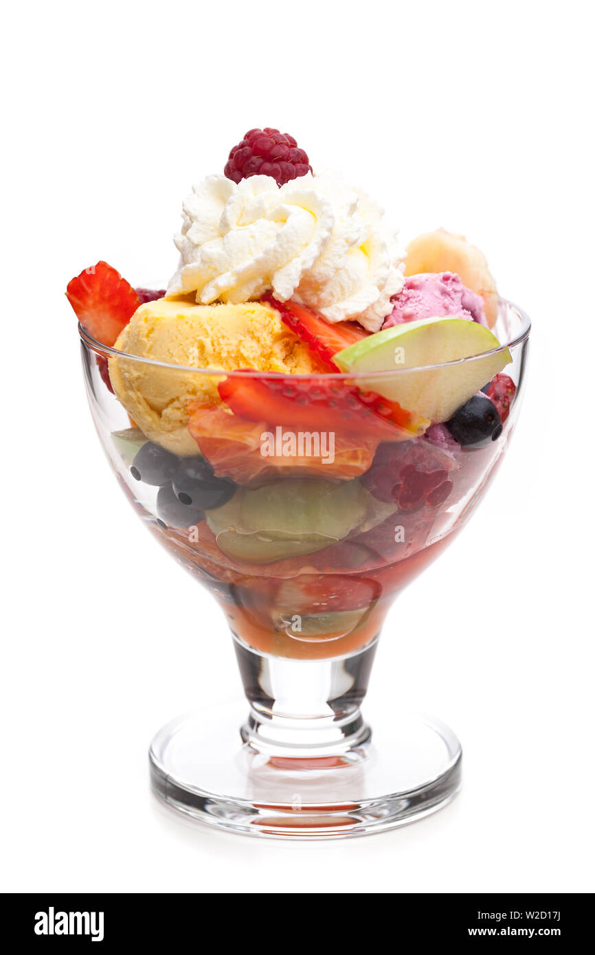 Coupe de glaces : La crème glacée menu - salade de fruits avec de la crème fouettée sur un tableau blanc Banque D'Images