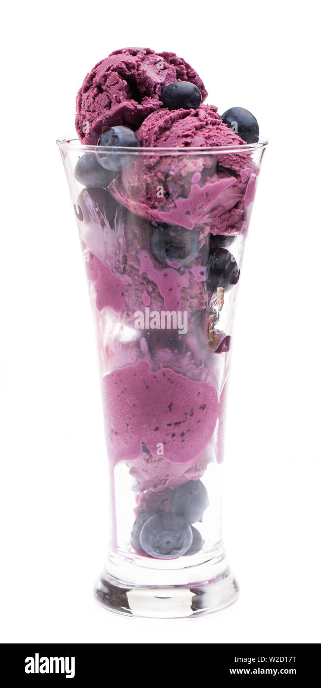 Coupe de glaces : Blueberry ice cream et de baies dans un verre isolé sur fond blanc Banque D'Images