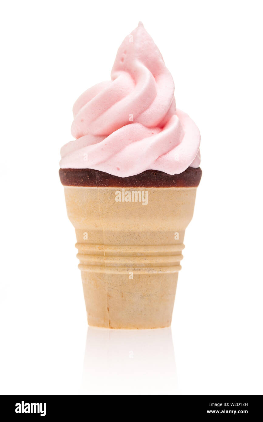 Coupe de glaces : glace à la fraise gaufre sur fond blanc Banque D'Images Coupe de glaces : glace à la fraise gaufre sur fond blanc Banque D'Images