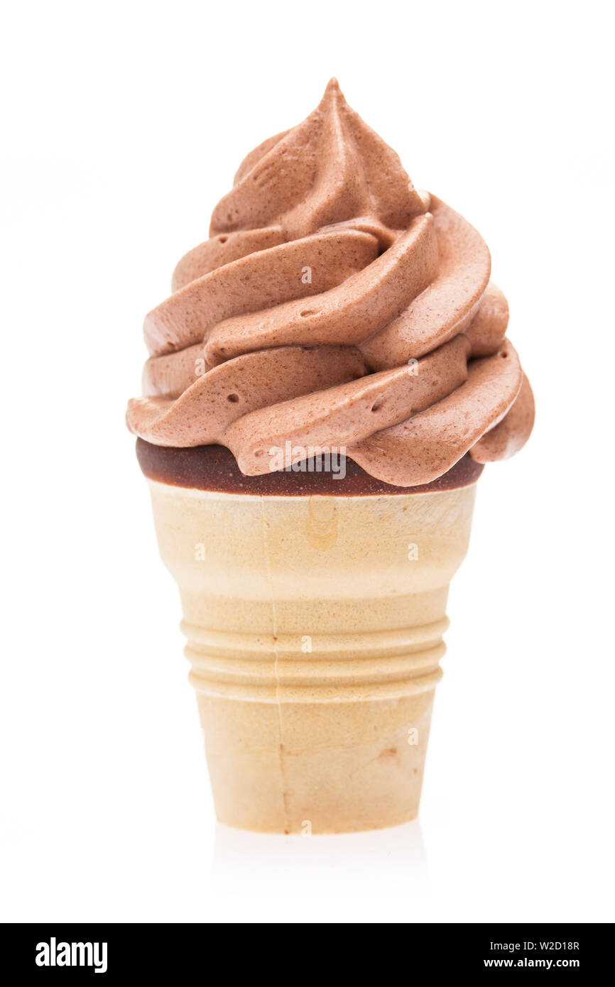 Coupe de glaces : un cornet de crème glacée avec de la crème glacée au chocolat isolé sur fond blanc Banque D'Images Coupe de glaces : un cornet de crème glacée avec de la crème glacée au chocolat isolé sur fond blanc Banque D'Images