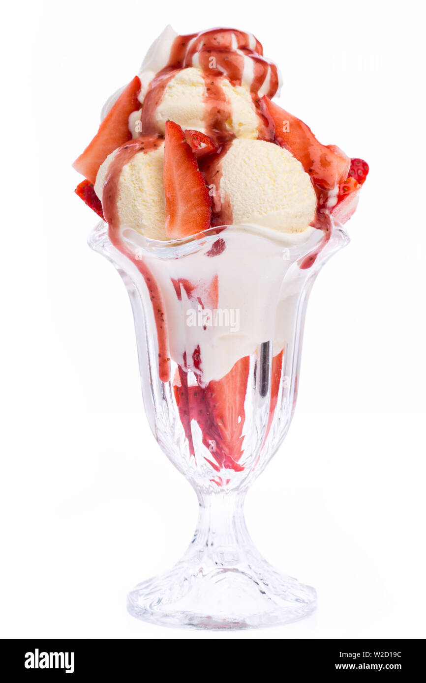 Coupe de glaces : coupe de glaces, glace vanille et fraises - vue avant isolé sur fond blanc Banque D'Images